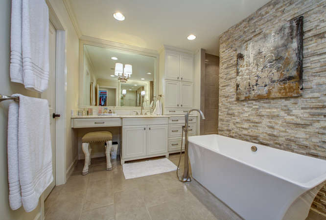 1023-S-Frankland-Rd-Tampa-FL-small-017-Master-Bath-666x450-72dpi